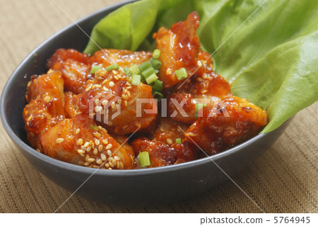 Korean spicy chicken dish 5764945