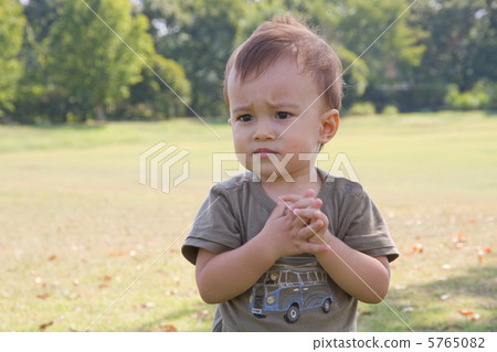 Play or not to play? Boys to think 5765082