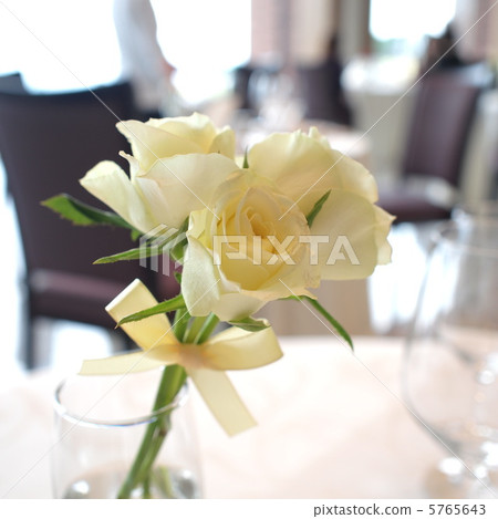 Arrange roses (cream) at the table Arrange roses (cream) at the table 5765643