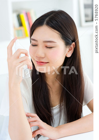 A woman wearing aroma mist 5768920