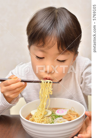 A girl who eats ramen deliciously 5769105