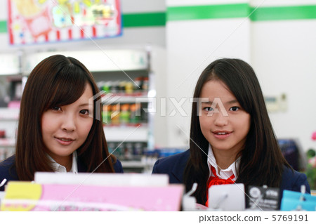 學校女生在便利店關閉 學校女生在便利店關閉 5769191