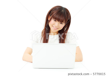 使用個人計算機的女人 5770015