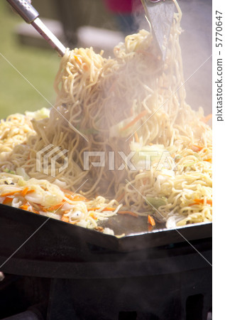 Fried noodles  5770647