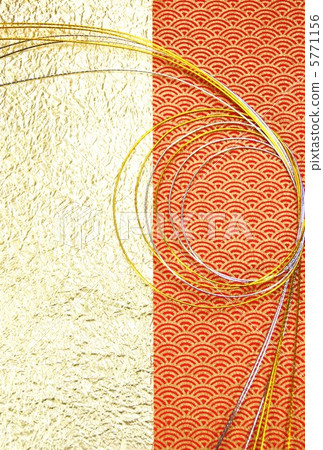 新年的背景材料·鱗片狀紅色圖案和兩個金色素色水滴向左向上·垂直位置明信片比例 5771156