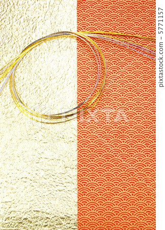 新年的背景材料·鱗片圖案紅色圖案和兩個金色平原下降·垂直位置明信片比例 5771157