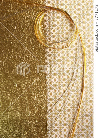 新年的背景材料·大麻葉子圖案和金色平原類型等同於向下流水下垂·垂直位置明信片比例 5771172