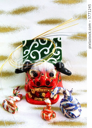 新年賀卡2013·家庭蛇和獅子頭家族·日本紙張縱向位置中心·明信片對應比率 新年賀卡2013·家庭蛇和獅子頭家族·日本紙張縱向位置中心·明信片對應比率 5771245