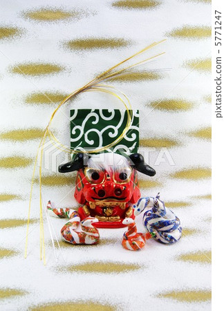 2013年新年賀卡·日本蛇和獅子頭家族·日本紙背垂直位置中心·明信片比例 2013年新年賀卡·日本蛇和獅子頭家族·日本紙背垂直位置中心·明信片比例 5771247