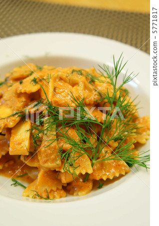 Falfarre三文魚配番茄奶油醬和蒔蘿的香氣 5771817