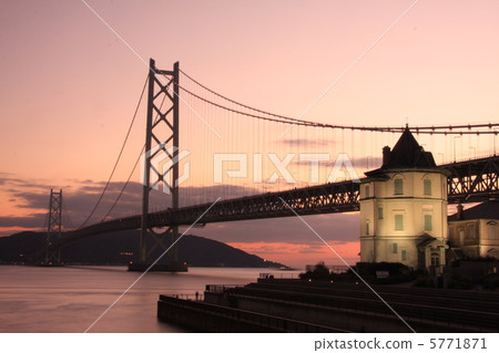 Akashi Ohashi橋在黃昏 5771871