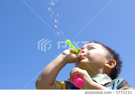 孩子們正在上升的位置玩肥皂泡 5772132