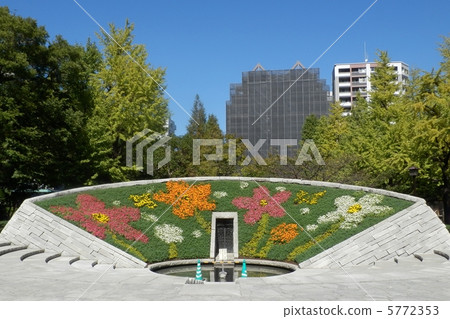 Yokocho鎮公園的空襲犧牲紀念碑 5772353