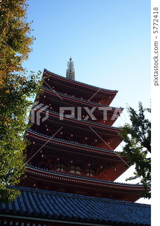 淺草寺五階段塔在早期的秋天 淺草寺五階段塔在早期的秋天 5772418
