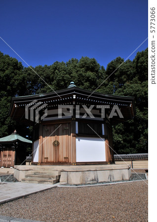 Ikegami Godomonji mausoleum 5773066
