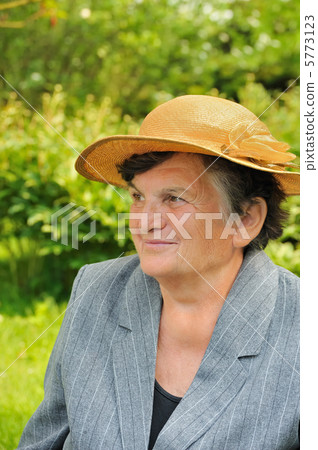 Senior woman - portrait Senior woman - portrait 5773123