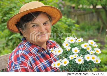 Senior woman gardening 5773155