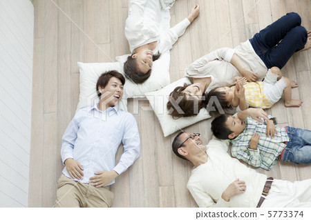 Third generation family group 5773374