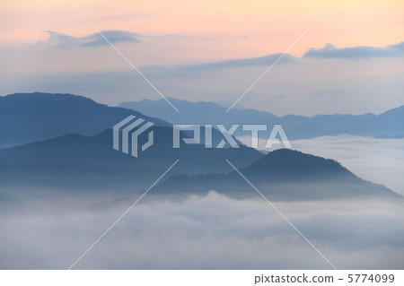 從武田城堡廢墟看見的雲彩黎明和海 5774099