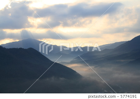 從武田城堡廢墟看的清早風景 5774191