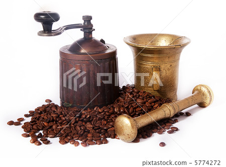 Old brass coffee Grinder and coffee beans 5774272