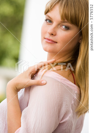 Pretty young woman 5776552