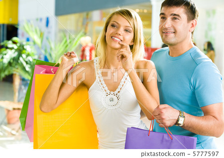 Choosing presents 5777597