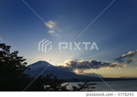 富士山在晚上和輕石 5778241