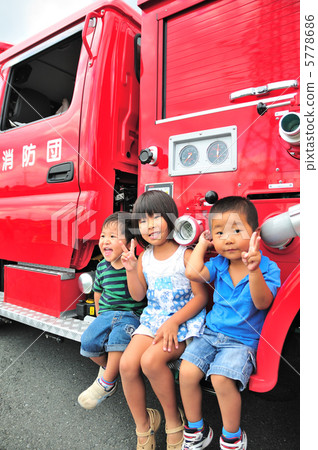 Fire engine and children 5778686