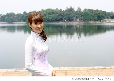 越南美女在湖岸上 5779867