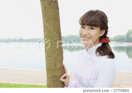 在樹旁邊的越南秀麗 5779868