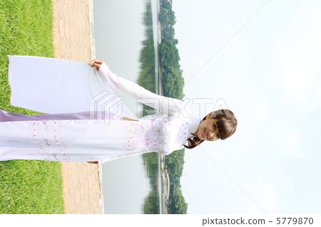 Vietnamese women turning aozai 5779870