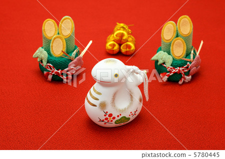 Year of the Snake New Year's material: White snake and New Year's pine decoration Year of the Snake New Year's material: White snake and New Year's pine decoration 5780445