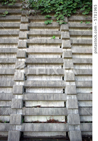 Reinforced earth wall of concrete block Reinforced earth wall of concrete block 5781965