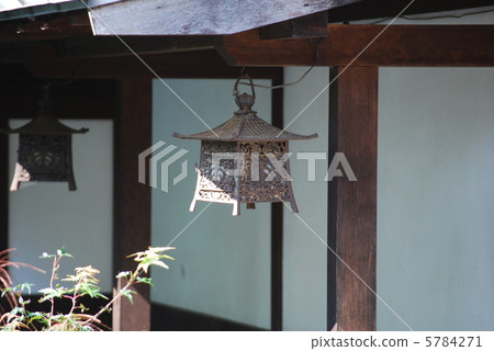 一個私人住宅的垂懸的燈籠在奈良町 5784271