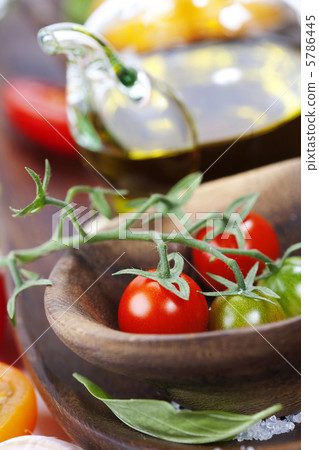 Fresh tomatoes and olive oil Fresh tomatoes and olive oil 5786445