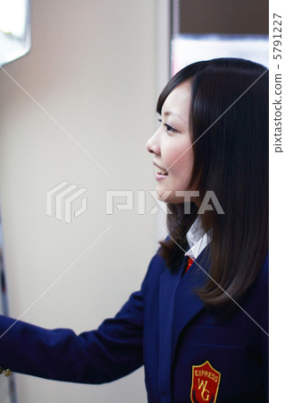 學校女生在便利店關閉 5791227