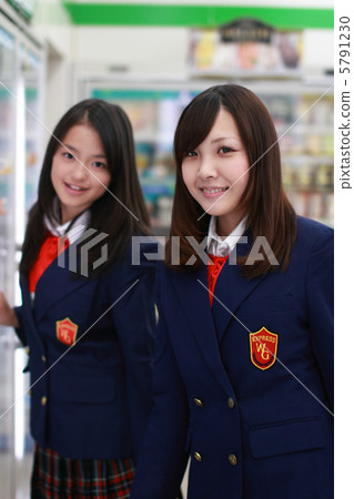 學校女生在便利店關閉 學校女生在便利店關閉 5791230