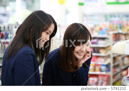 學校女生在便利店關閉 學校女生在便利店關閉 5791232