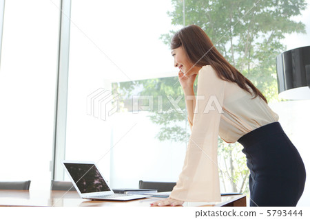 使用個人計算機的女人 使用個人計算機的女人 5793444