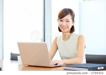 使用一台筆記本電腦的女人 使用一台筆記本電腦的女人 5794452
