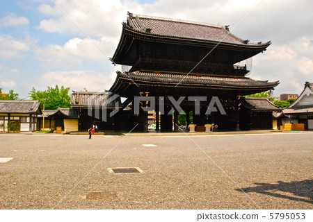 "Maidou gate" of Higashi Honganji seen from the precincts (Kyoto 7-ku Kyoto Ward, Kyoto Prefecture) 5795053