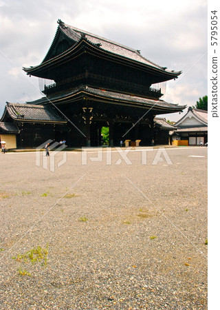 "Maidou gate" of Higashi Honganji seen from the precincts (Kyoto 7-ku Kyoto Ward, Kyoto Prefecture) 5795054