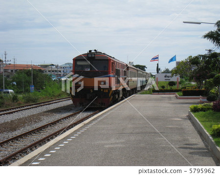Arrival at the train at Pattaya station in Thailand's local line 5795962