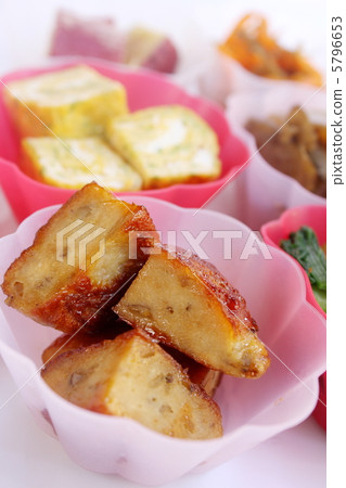 Stir-fried oyster sauce with lunch box side dishes chicken meatballs 5796653