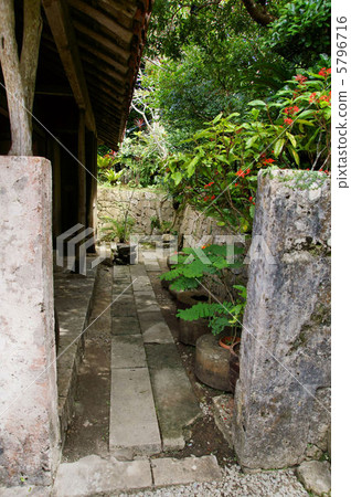 Nakamura家庭住宅後院通道 5796716