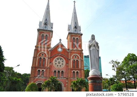西貢偉大的教堂和聖母瑪利亞的雕像 5798528