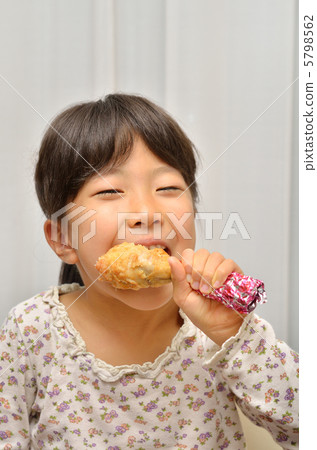 一個美味地吃炸雞的女孩 5798562
