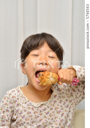 A girl who eats fried chicken deliciously A girl who eats fried chicken deliciously 5798563