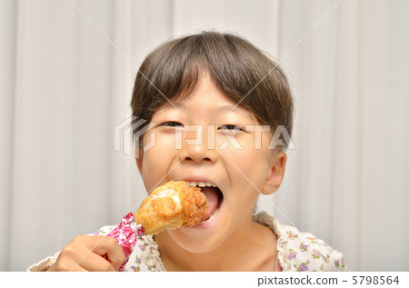 一個美味地吃炸雞的女孩 一個美味地吃炸雞的女孩 5798564